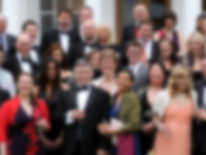 People largegroup header blur mtime20170512134212